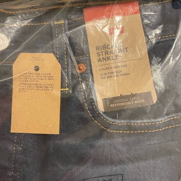 Levi Woman’s Ribcage Jean 28 waist never worn and still in original packaging - Picture 3 of 4